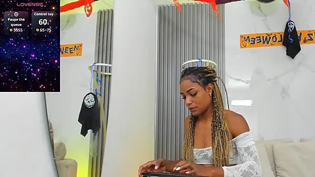 Snapshot of kiaratentation chatting on 11.05.25 kiaratentation online show from 11.05.25