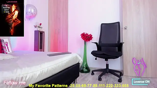 Snapshot of miaroberts69 chatting on 09.27.25 miaroberts69 online show from 09.27.25