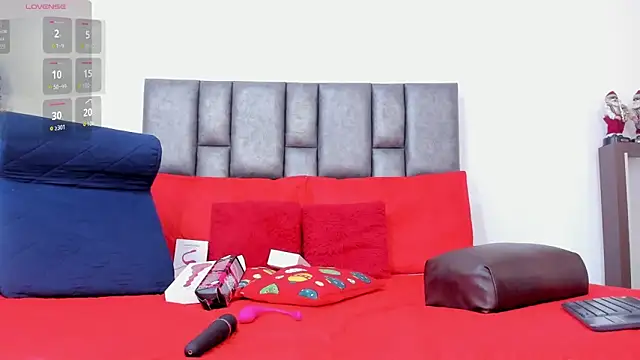 Snapshot of miaroberts69 chatting on 12.20.25 miaroberts69 online show from 12.20.25