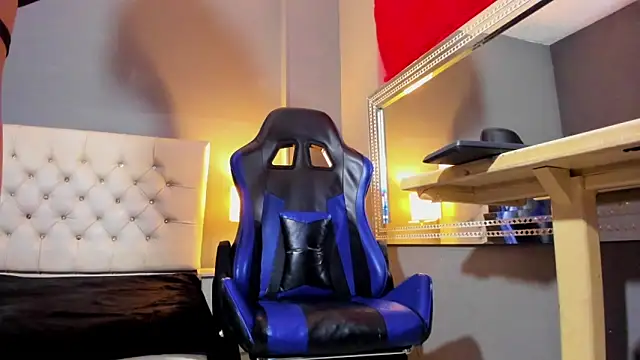 Snapshot of MiaMalkoba chatting on 11.20.25 MiaMalkoba online show from 11.20.25