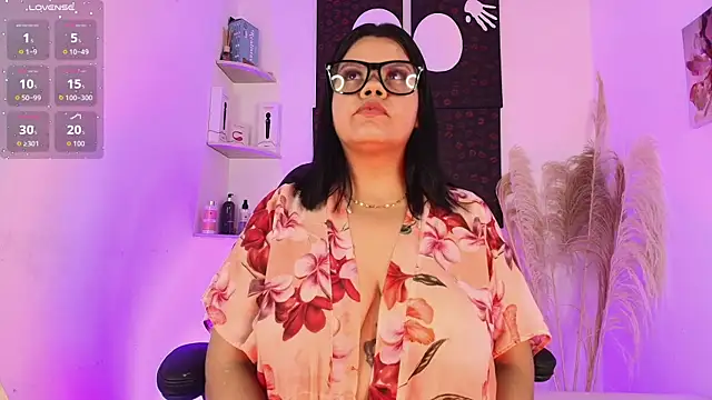 Snapshot of Iamlola_ chatting on 11.25.25 Iamlola online show from 11.25.25