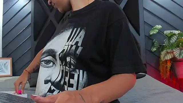 Snapshot of zoe_martins_ chatting on 10.06.25 zoe martins online show from 10.06.25