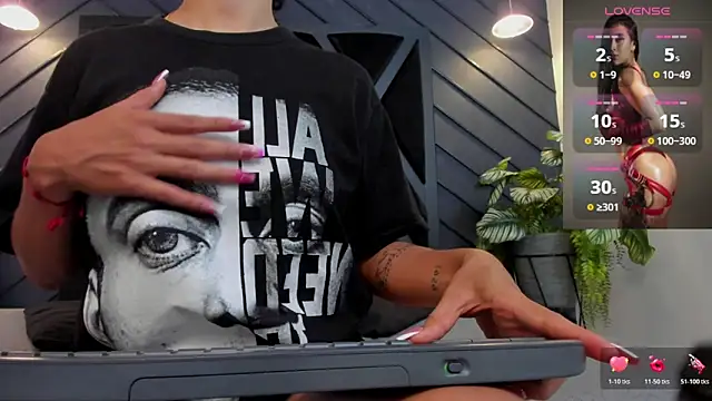 Snapshot of zoe_martins_ chatting on 10.29.25 zoe martins online show from 10.29.25