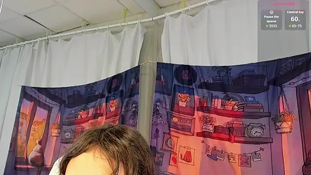 Snapshot of EmilyChaves chatting on 11.10.25 EmilyChaves online show from 11.10.25