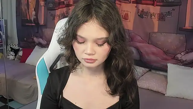 Snapshot of EmilyChaves chatting on 11.18.25 EmilyChaves online show from 11.18.25