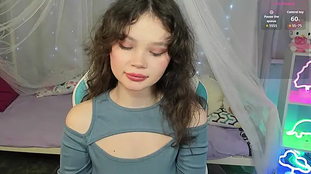 Snapshot of EmilyChaves chatting on 11.30.25 EmilyChaves online show from 11.30.25