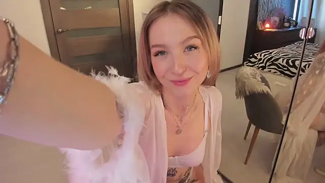 Snapshot of Annie_Leone chatting on 10.04.25 Annie Leone online show from 10.04.25