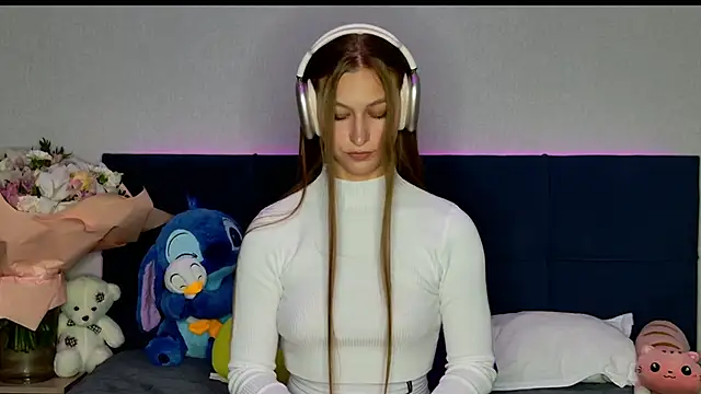 Snapshot of MissEmilyMiller chatting on 10.13.25 MissEmilyMiller online show from 10.13.25