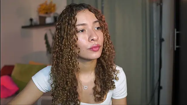 Snapshot of isabella-garcia- chatting on 10.21.25 isabella-garcia- online show from 10.21.25