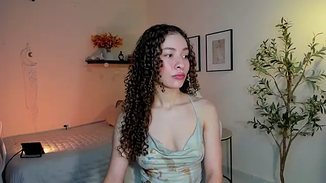 Snapshot of isabella-garcia- chatting on 04.26.26 isabella-garcia- online show from 04.26.26