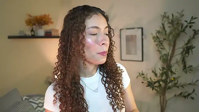 Snapshot of isabella-garcia- chatting on 06.18.26 isabella-garcia- online show from 06.18.26