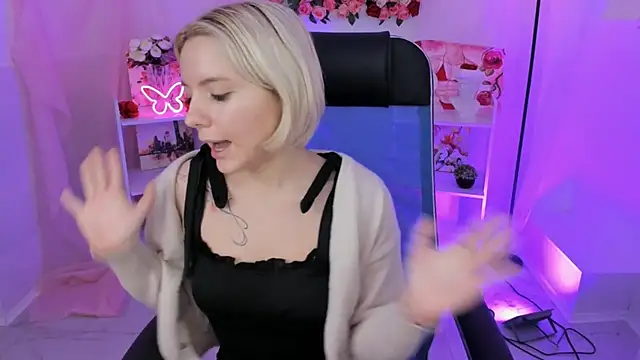 Snapshot of AuroraWrenfield chatting on 11.11.25 AuroraWrenfield online show from 11.11.25