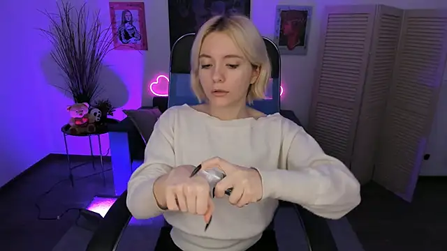 Snapshot of AuroraWrenfield chatting on 11.26.25 AuroraWrenfield online show from 11.26.25