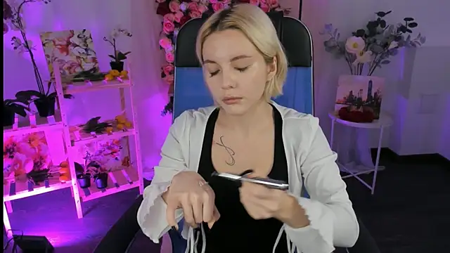 Snapshot of AuroraWrenfield chatting on 11.27.25 AuroraWrenfield online show from 11.27.25