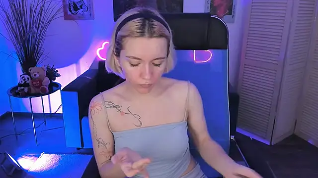 Snapshot of AuroraWrenfield chatting on 12.01.25 AuroraWrenfield online show from 12.01.25