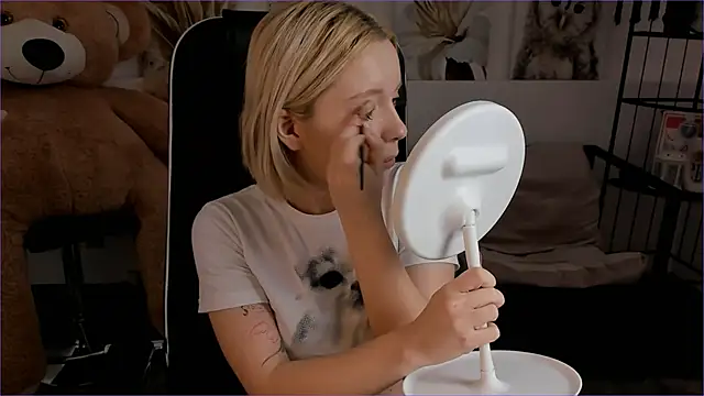 AuroraWrenfield online show from 01.12.26