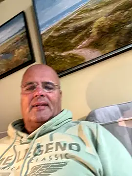 Snapshot of Renebisex chatting on 10.23.25 Renebisex online show from 10.23.25