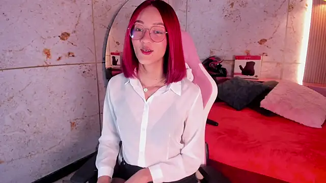 Snapshot of daphne_courtis chatting on 10.04.25 daphne courtis online show from 10.04.25