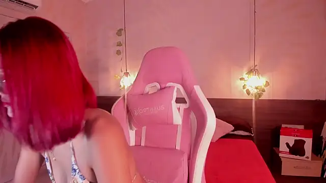 Snapshot of daphne_courtis chatting on 10.08.25 daphne courtis online show from 10.08.25