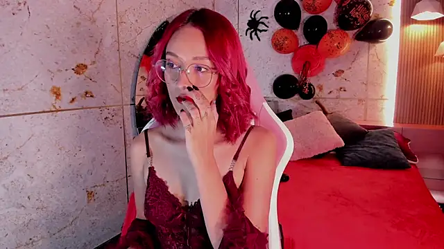 Snapshot of daphne_courtis chatting on 10.29.25 daphne courtis online show from 10.29.25