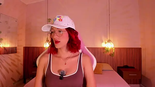 Snapshot of daphne_courtis chatting on 02.10.26 daphne courtis online show from 02.10.26