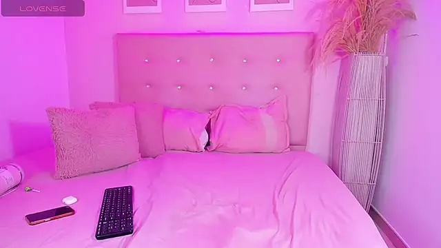 ANNIE DOLCE  online show from 02.15.26