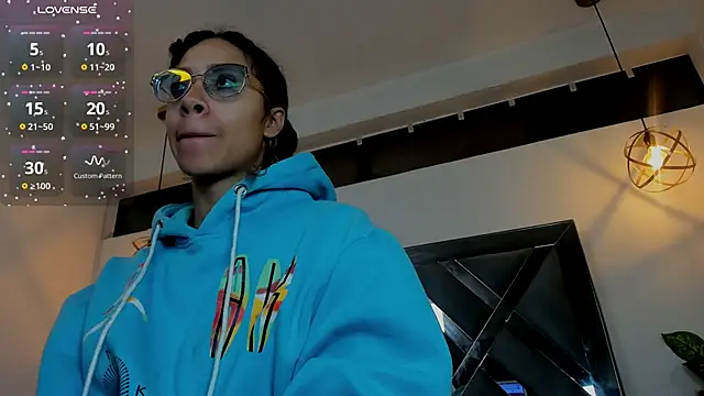 Hanna Cornee  online show from 12.04.25