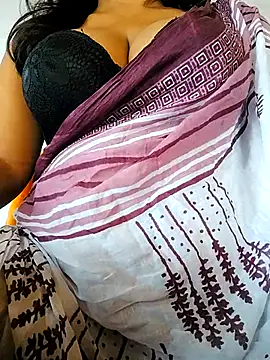 Snapshot of Ponds_beauty chatting on 09.25.25 Ponds beauty online show from 09.25.25