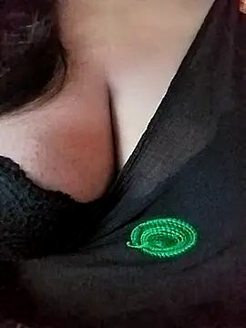 Snapshot of Ponds_beauty chatting on 10.06.25 Ponds beauty online show from 10.06.25