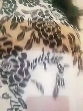 Snapshot of Ponds_beauty chatting on 10.16.25 Ponds beauty online show from 10.16.25