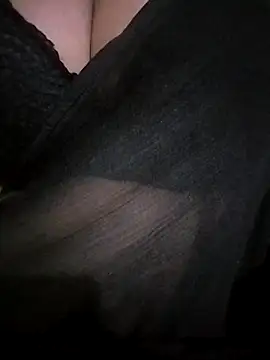 Snapshot of Ponds_beauty chatting on 10.21.25 Ponds beauty online show from 10.21.25