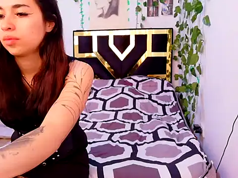 lucywhite13 online show from 10.07.25