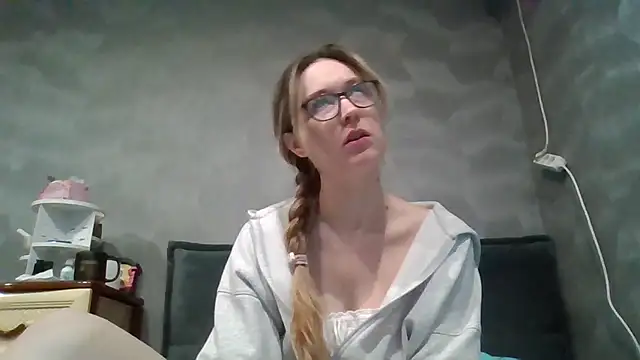 Snapshot of Jugira chatting on 10.12.25 Jugira online show from 10.12.25