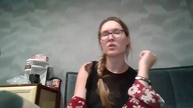 Snapshot of Jugira chatting on 11.30.25 Jugira online show from 11.30.25