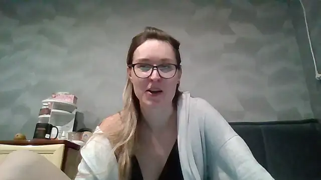 Snapshot of Jugira chatting on 11.30.25 Jugira online show from 11.30.25