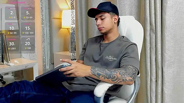 Snapshot of jaze_bradley chatting on 10.11.25 jaze bradley online show from 10.11.25