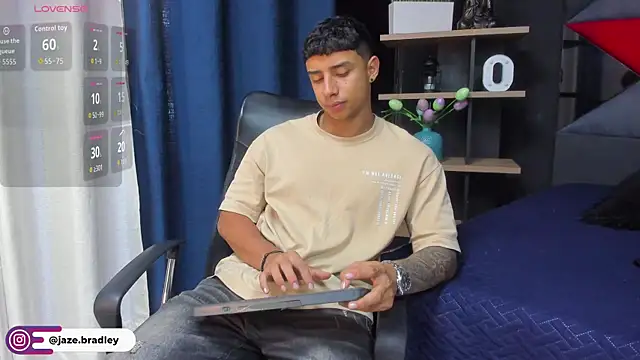 Snapshot of jaze_bradley chatting on 10.31.25 jaze bradley online show from 10.31.25