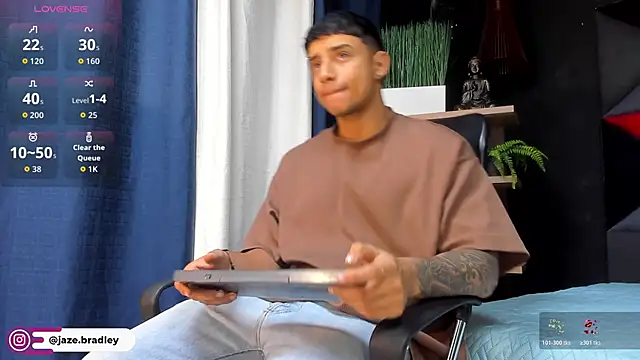 Snapshot of jaze_bradley chatting on 11.17.25 jaze bradley online show from 11.17.25