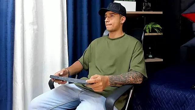 Snapshot of jaze_bradley chatting on 11.20.25 jaze bradley online show from 11.20.25