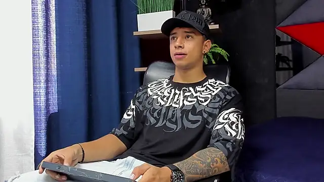 Snapshot of jaze_bradley chatting on 11.22.25 jaze bradley online show from 11.22.25