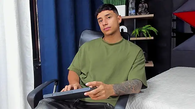 Snapshot of jaze_bradley chatting on 11.26.25 jaze bradley online show from 11.26.25