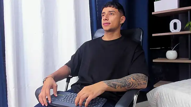 Snapshot of jaze_bradley chatting on 11.28.25 jaze bradley online show from 11.28.25