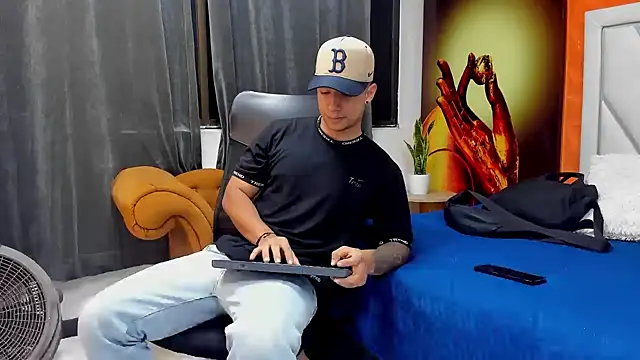 Snapshot of jaze_bradley chatting on 11.29.25 jaze bradley online show from 11.29.25