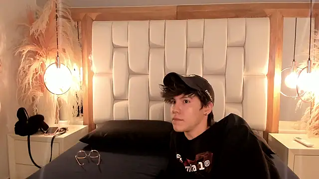 Daphne And Roger online show from 09.20.25