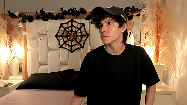 Daphne And Roger online show from 10.17.25