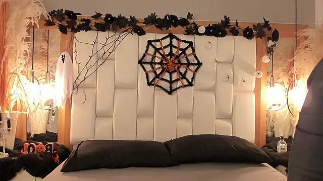 Daphne And Roger online show from 10.18.25