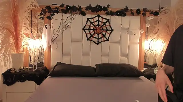 Daphne And Roger online show from 10.20.25