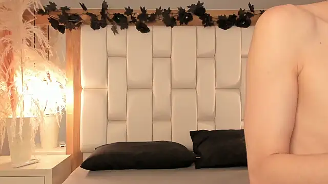 Daphne And Roger online show from 12.02.25