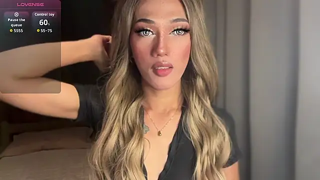 Snapshot of Lust-sluttymira chatting on 10.15.25 Lust-sluttymira online show from 10.15.25