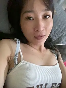 Snapshot of oneyou_400 chatting on 10.16.25 oneyou 400 online show from 10.16.25